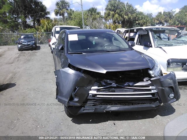 5TDKZRFHXHS509263 - 2017 TOYOTA HIGHLANDER SE/XLE GRAY photo 6