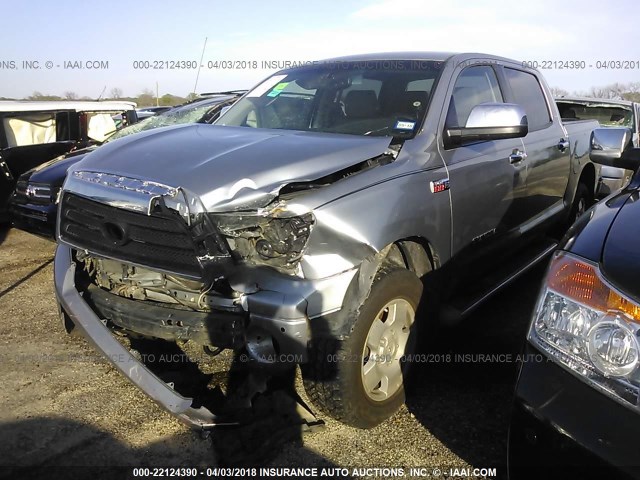 5TFDV58147X025613 - 2007 TOYOTA TUNDRA CREWMAX LIMITED SILVER photo 2