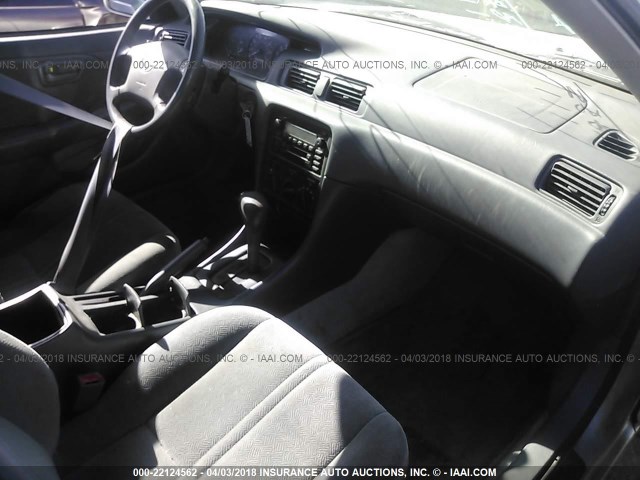 4T1BG22K81U867876 - 2001 TOYOTA CAMRY CE/LE/XLE 银色 照片 5