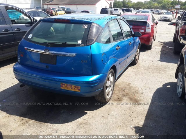 3FAFP37332R142763 - 2002 FORD FOCUS ZX5 BLUE photo 4