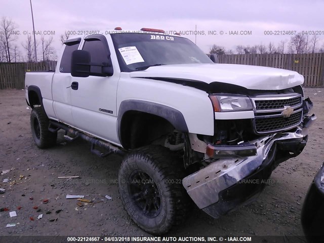 1GCHK29UX5E132563 - 2005 CHEVROLET SILVERADO K2500 HEAVY DUTY WHITE photo 1