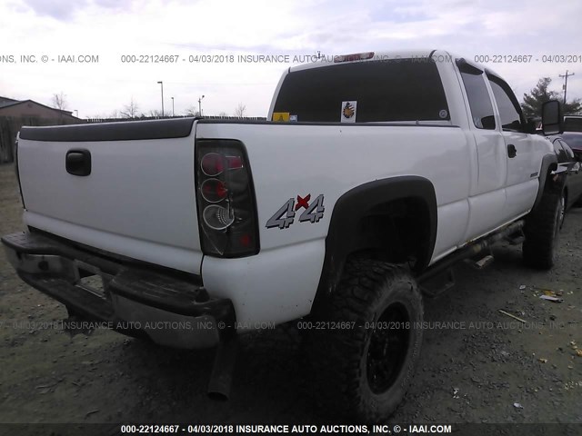 1GCHK29UX5E132563 - 2005 CHEVROLET SILVERADO K2500 HEAVY DUTY WHITE photo 4