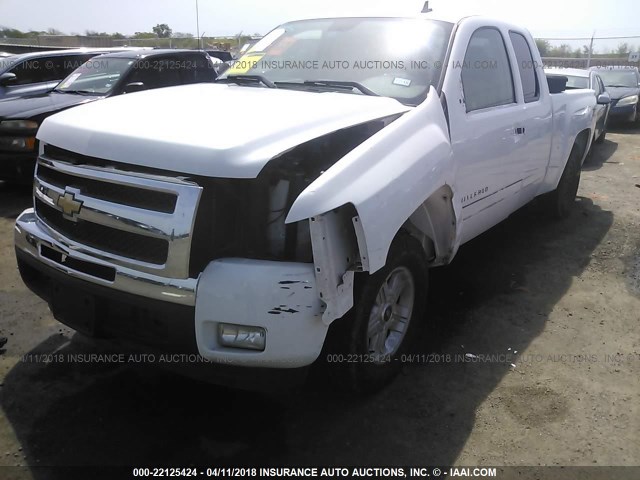 1GCRKSE34BZ372049 - 2011 CHEVROLET SILVERADO K1500 LT WHITE photo 2