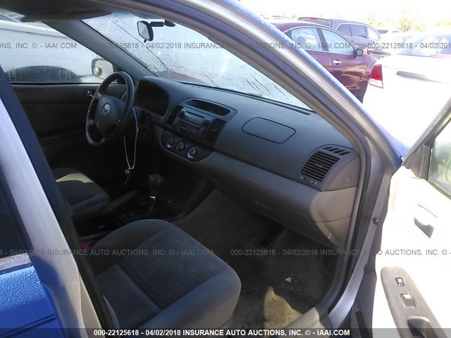 4T1BE32K15U616991 - 2005 TOYOTA CAMRY LE/XLE/SE BLUE photo 5
