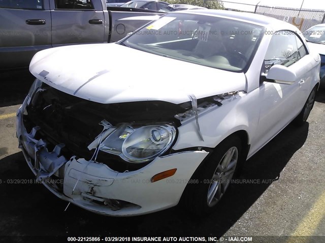 WVWFA71F08V002333 - 2008 VOLKSWAGEN EOS LUX Белый фото 2