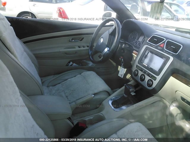 WVWFA71F08V002333 - 2008 VOLKSWAGEN EOS LUX Белый фото 5