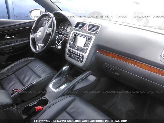 WVWFW7AH3CV005254 - 2012 VOLKSWAGEN EOS LUX/EXECUTIVE Jasnoniebieski zdjęcie 5