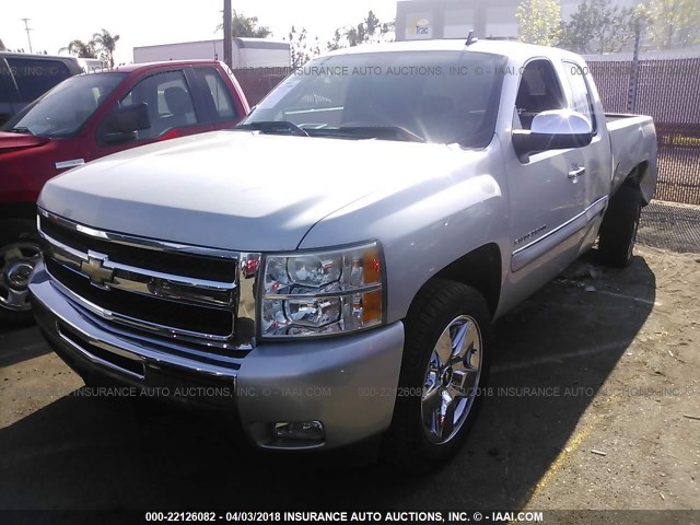 1GCRCSE01BZ104305 - 2011 CHEVROLET SILVERADO C1500 LT SILVER photo 2