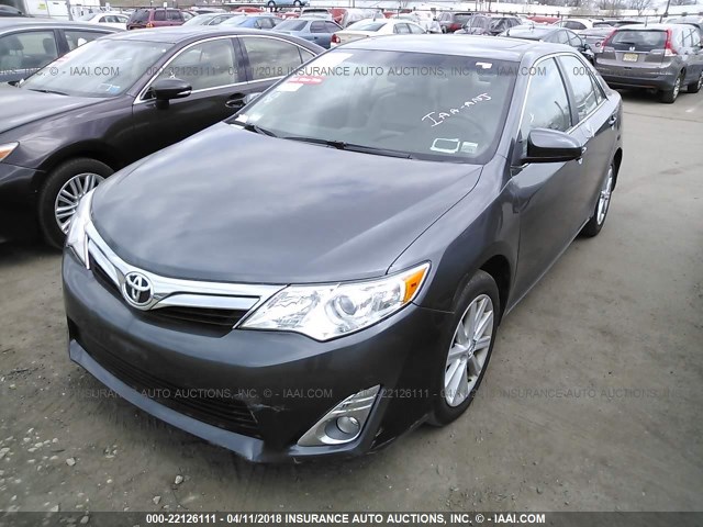 4T1BK1FKXEU026649 - 2014 TOYOTA CAMRY SE/XLE GRAY photo 2