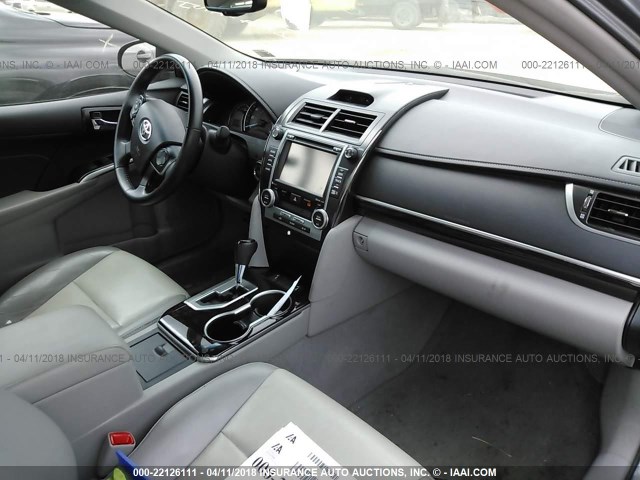 4T1BK1FKXEU026649 - 2014 TOYOTA CAMRY SE/XLE GRAY photo 5