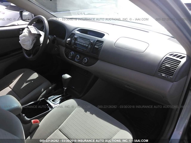 4T1BE32K45U554518 - 2005 TOYOTA CAMRY LE/XLE/SE 银色 照片 5