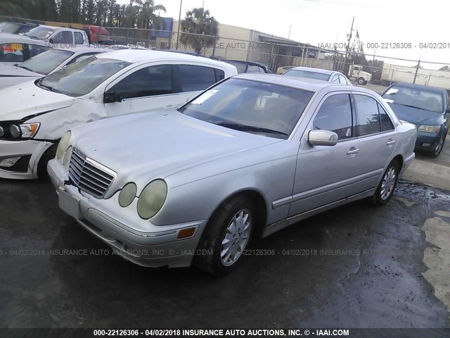 WDBJF65J5YB155617 - 2000 MERCEDES-BENZ E 320 SILVER photo 2