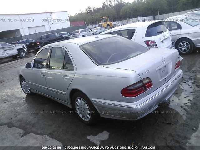 WDBJF65J5YB155617 - 2000 MERCEDES-BENZ E 320 SILVER photo 3