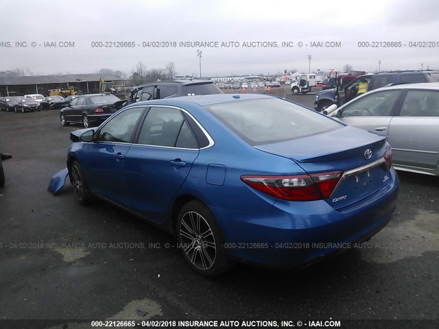 4T1BF1FK4GU512493 - 2016 TOYOTA CAMRY LE/XLE/SE/XSE ლურჯი ფოტო 3