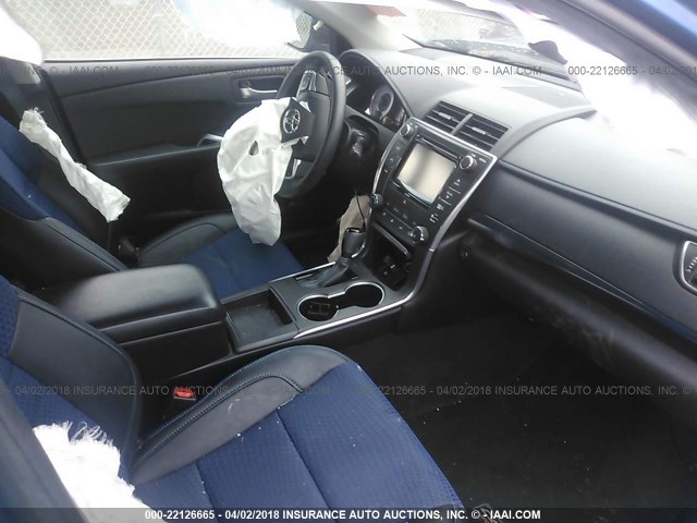 4T1BF1FK4GU512493 - 2016 TOYOTA CAMRY LE/XLE/SE/XSE ლურჯი ფოტო 5