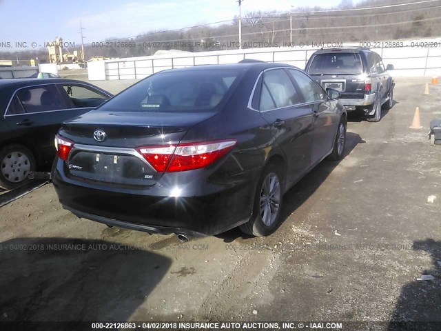 4T1BF1FK3GU525610 - 2016 TOYOTA CAMRY LE/XLE/SE/XSE BLACK photo 4