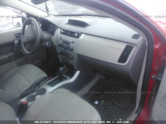 1FAHP34N58W145524 - 2008 FORD FOCUS S/SE RED photo 5