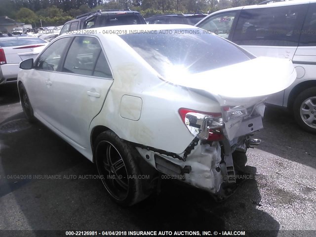 4T1BF1FK1EU440715 - 2014 TOYOTA CAMRY L/SE/LE/XLE თეთრი ფოტო 3