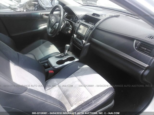 4T1BF1FK1EU440715 - 2014 TOYOTA CAMRY L/SE/LE/XLE თეთრი ფოტო 5