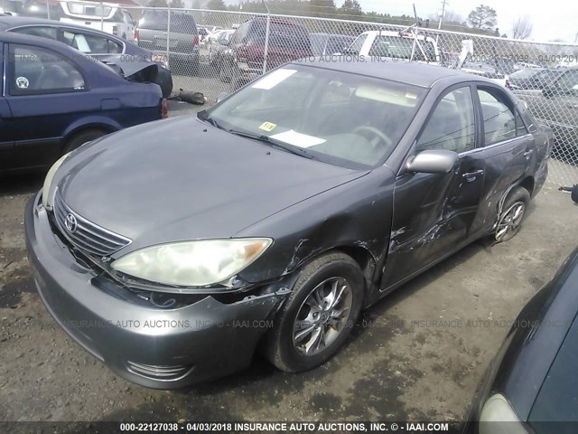 4T1BF32K75U611209 - 2005 TOYOTA CAMRY LE/XLE/SE GRAY photo 2