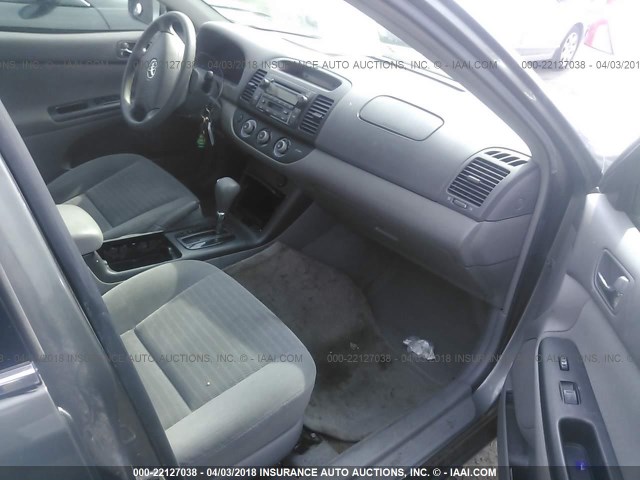 4T1BF32K75U611209 - 2005 TOYOTA CAMRY LE/XLE/SE GRAY photo 5