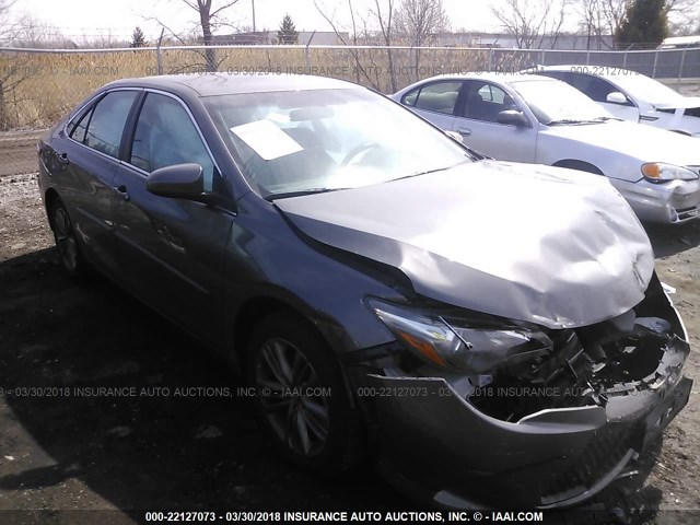 4T1BF1FK4GU199994 - 2016 TOYOTA CAMRY LE/XLE/SE/XSE ნაცრისფერი ფოტო 1