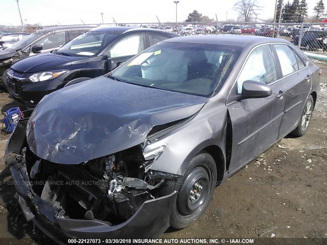 4T1BF1FK4GU199994 - 2016 TOYOTA CAMRY LE/XLE/SE/XSE ნაცრისფერი ფოტო 2