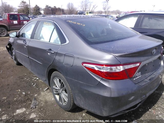 4T1BF1FK4GU199994 - 2016 TOYOTA CAMRY LE/XLE/SE/XSE ნაცრისფერი ფოტო 3