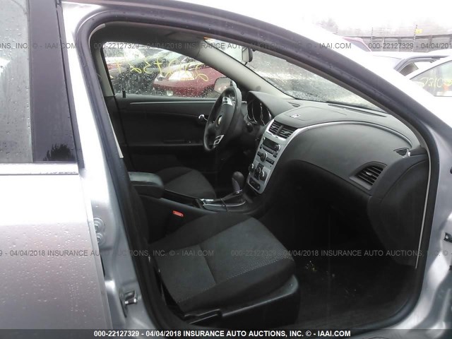 1G1ZH57B694265797 - 2009 CHEVROLET MALIBU 1LT SILVER photo 5