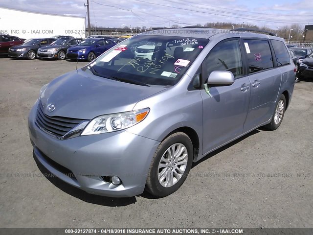 5TDYK3DC0DS321185 - 2013 TOYOTA SIENNA XLE/LIMITED SILVER photo 2