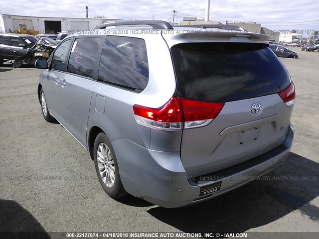 5TDYK3DC0DS321185 - 2013 TOYOTA SIENNA XLE/LIMITED SILVER photo 3