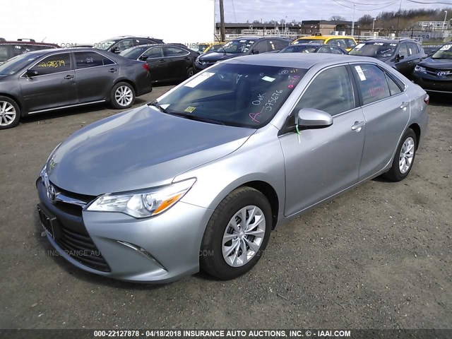 4T4BF1FK0GR575676 - 2016 TOYOTA CAMRY LE/XLE/SE/XSE ვერცხლისფერი ფოტო 2