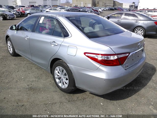 4T4BF1FK0GR575676 - 2016 TOYOTA CAMRY LE/XLE/SE/XSE ვერცხლისფერი ფოტო 3