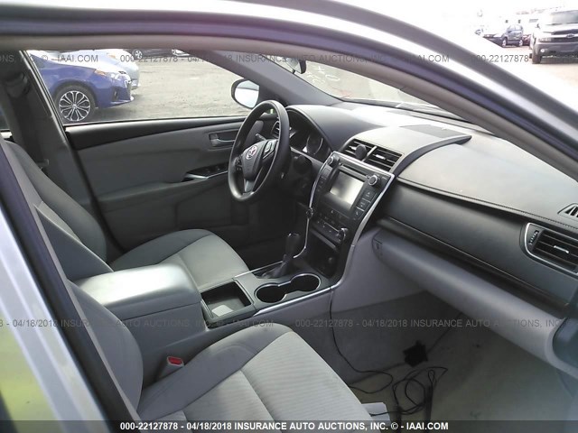 4T4BF1FK0GR575676 - 2016 TOYOTA CAMRY LE/XLE/SE/XSE ვერცხლისფერი ფოტო 5