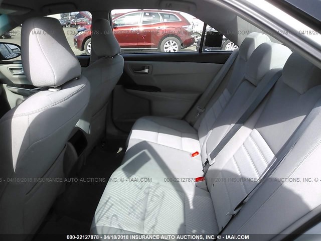 4T4BF1FK0GR575676 - 2016 TOYOTA CAMRY LE/XLE/SE/XSE ვერცხლისფერი ფოტო 8