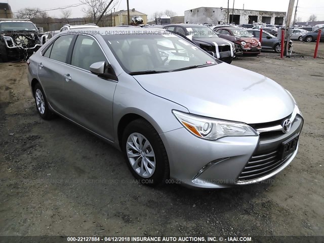 4T4BF1FK3FR469866 - 2015 TOYOTA CAMRY LE/XLE/SE/XSE Argent photo 1