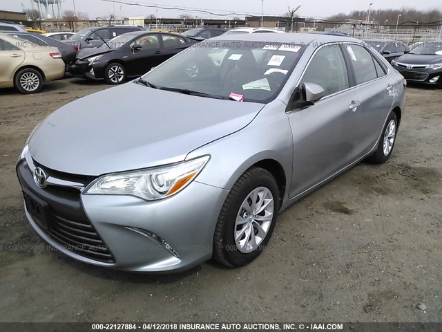 4T4BF1FK3FR469866 - 2015 TOYOTA CAMRY LE/XLE/SE/XSE Argent photo 2