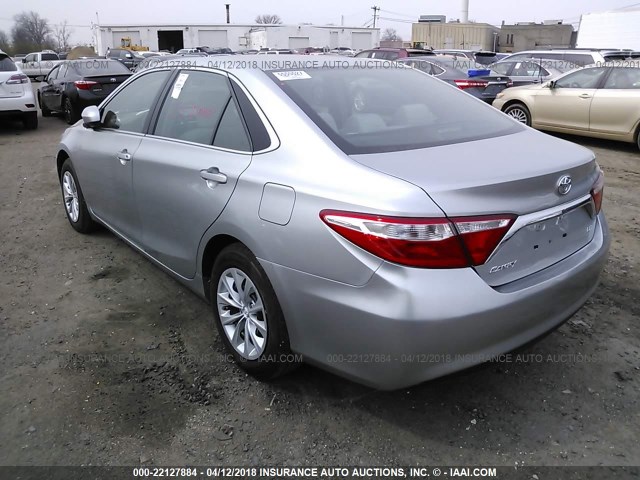 4T4BF1FK3FR469866 - 2015 TOYOTA CAMRY LE/XLE/SE/XSE SILVER photo 3