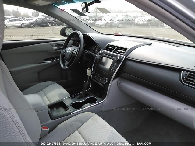 4T4BF1FK3FR469866 - 2015 TOYOTA CAMRY LE/XLE/SE/XSE SILVER photo 5