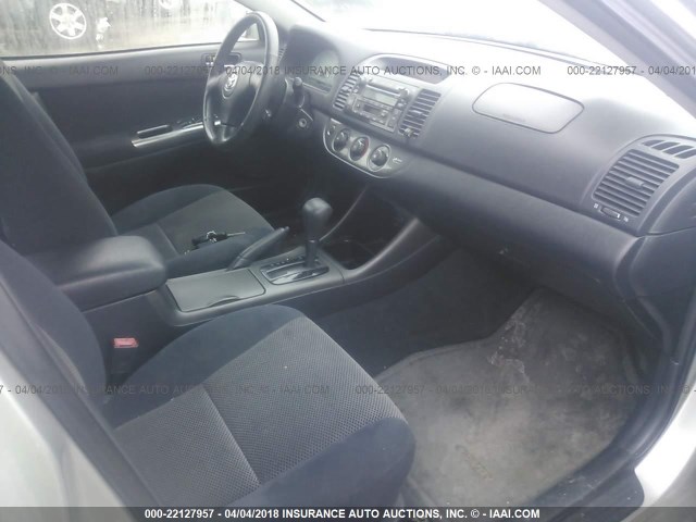 4T1BF32K53U054412 - 2003 TOYOTA CAMRY LE/XLE/SE SILVER photo 5