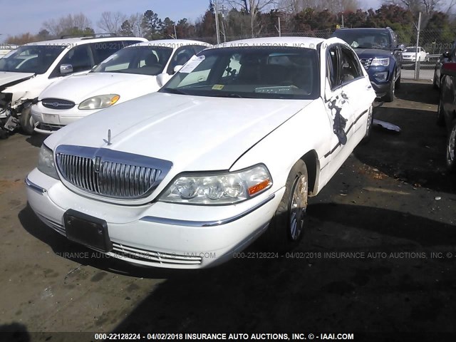 1LNHM81W74Y623773 - 2004 LINCOLN TOWN CAR EXECUTIVE/SIGNATURE WHITE photo 2