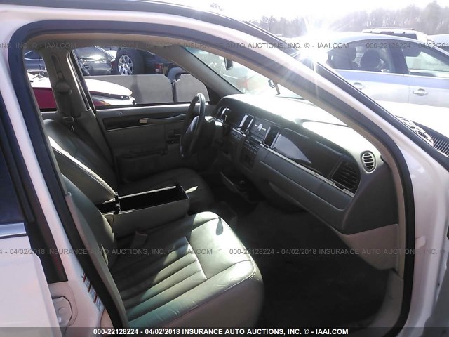 1LNHM81W74Y623773 - 2004 LINCOLN TOWN CAR EXECUTIVE/SIGNATURE თეთრი ფოტო 5