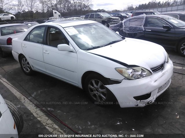 4T1BF30K35U092677 - 2005 TOYOTA CAMRY LE/XLE/SE WHITE photo 1