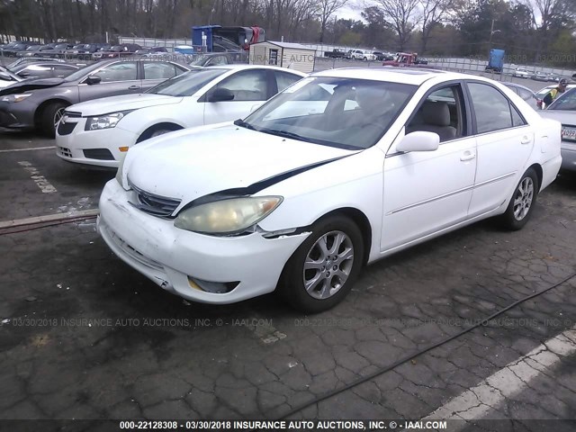 4T1BF30K35U092677 - 2005 TOYOTA CAMRY LE/XLE/SE WHITE photo 2