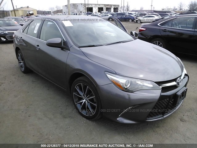 4T1BF1FKXFU898545 - 2015 TOYOTA CAMRY LE/XLE/SE/XSE ნაცრისფერი ფოტო 1