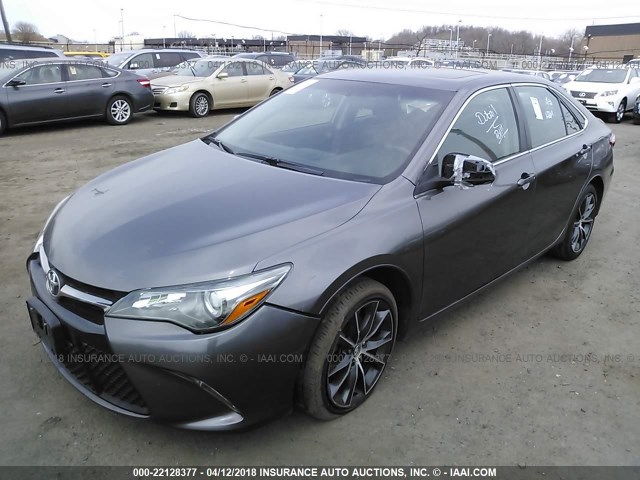 4T1BF1FKXFU898545 - 2015 TOYOTA CAMRY LE/XLE/SE/XSE ნაცრისფერი ფოტო 2