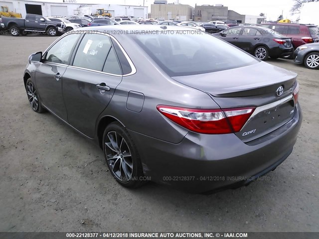 4T1BF1FKXFU898545 - 2015 TOYOTA CAMRY LE/XLE/SE/XSE ნაცრისფერი ფოტო 3