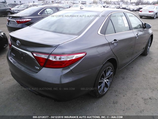 4T1BF1FKXFU898545 - 2015 TOYOTA CAMRY LE/XLE/SE/XSE ნაცრისფერი ფოტო 4