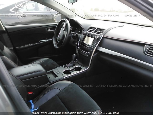 4T1BF1FKXFU898545 - 2015 TOYOTA CAMRY LE/XLE/SE/XSE GRAY photo 5