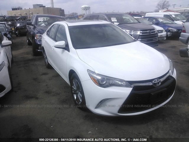 4T1BF1FK5FU021168 - 2015 TOYOTA CAMRY LE/XLE/SE/XSE WHITE photo 1